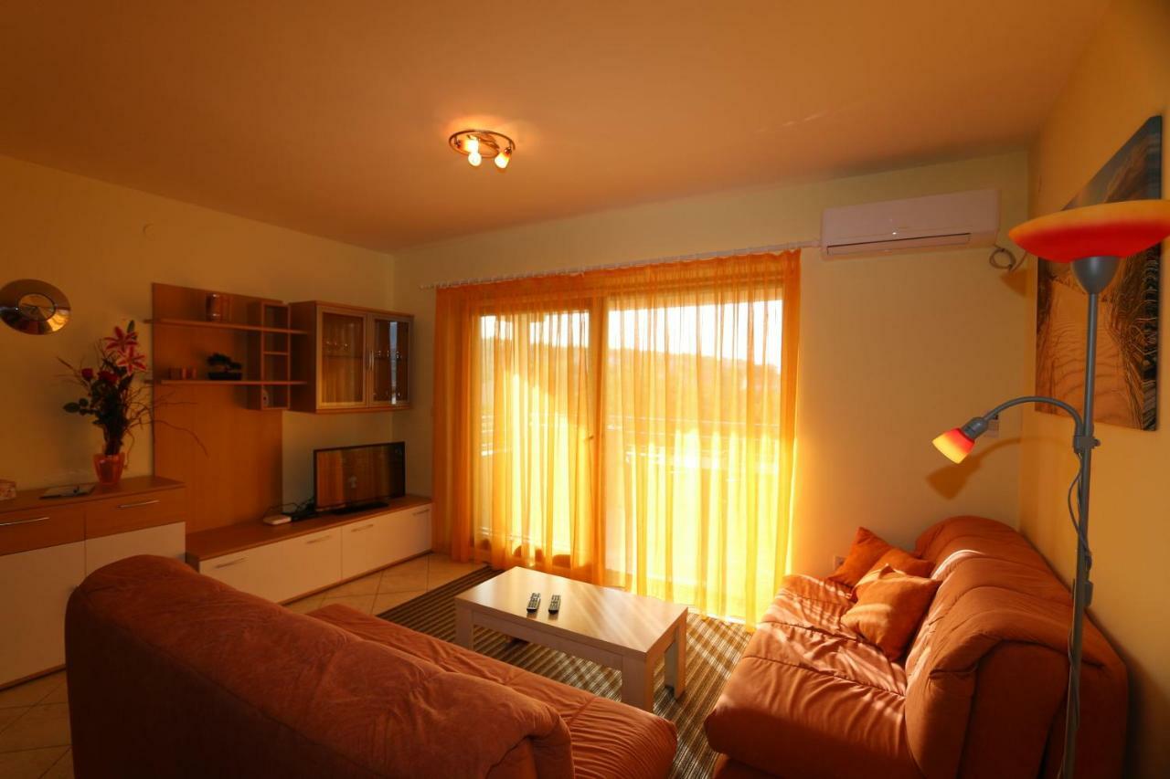 Apartment Dina Šilo Екстериор снимка