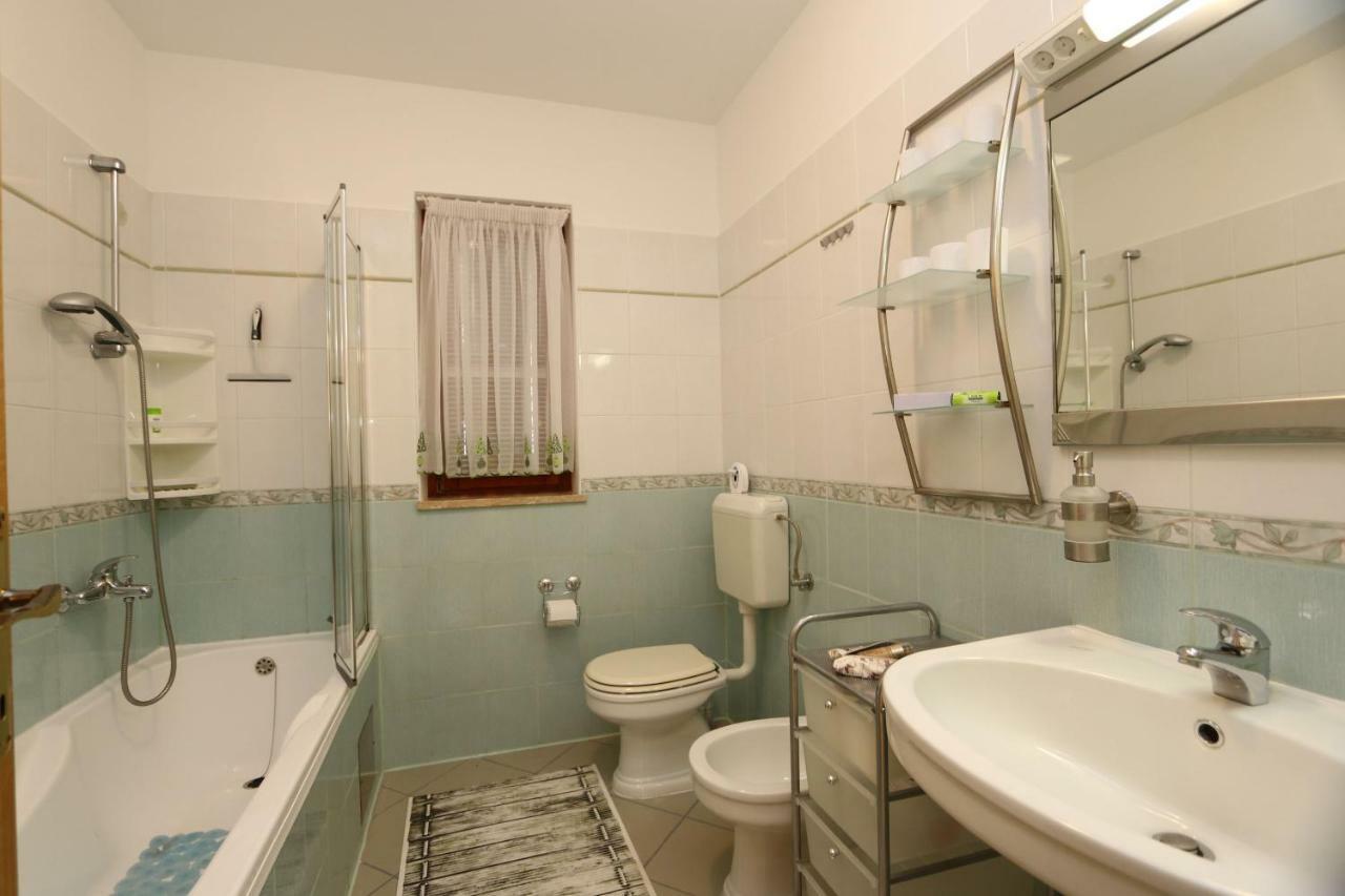 Apartment Dina Šilo Екстериор снимка