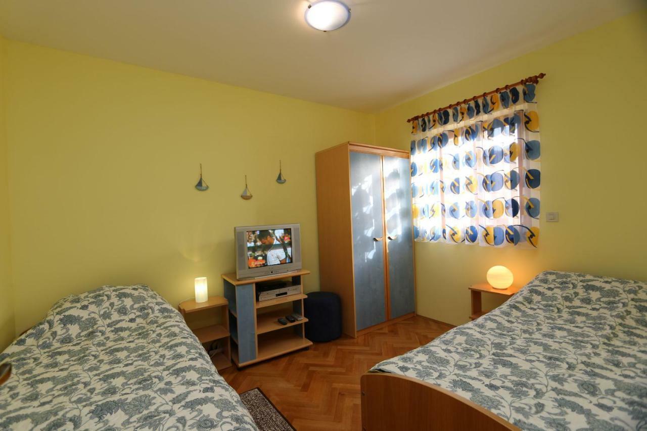 Apartment Dina Šilo Екстериор снимка