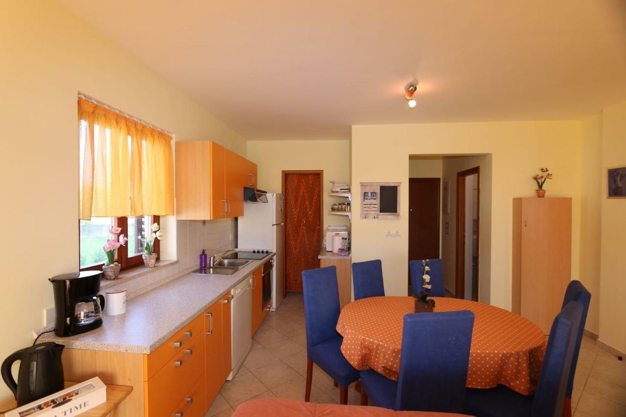 Apartment Dina Šilo Екстериор снимка